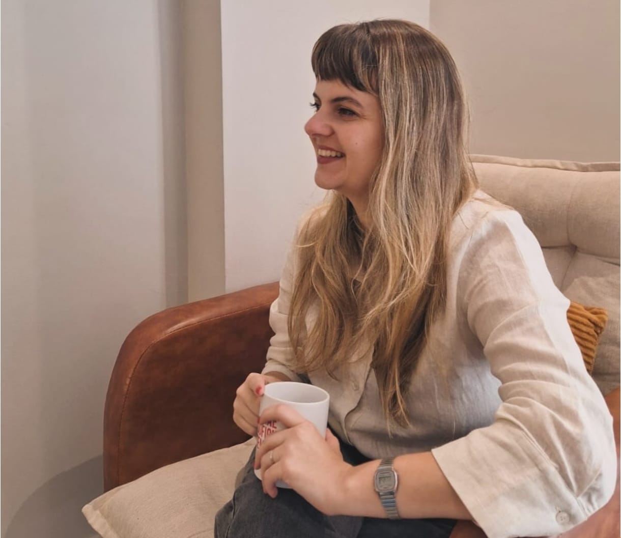 Laís Garcia Rocha, psicóloga, em ambiente acolhedor de atendimento